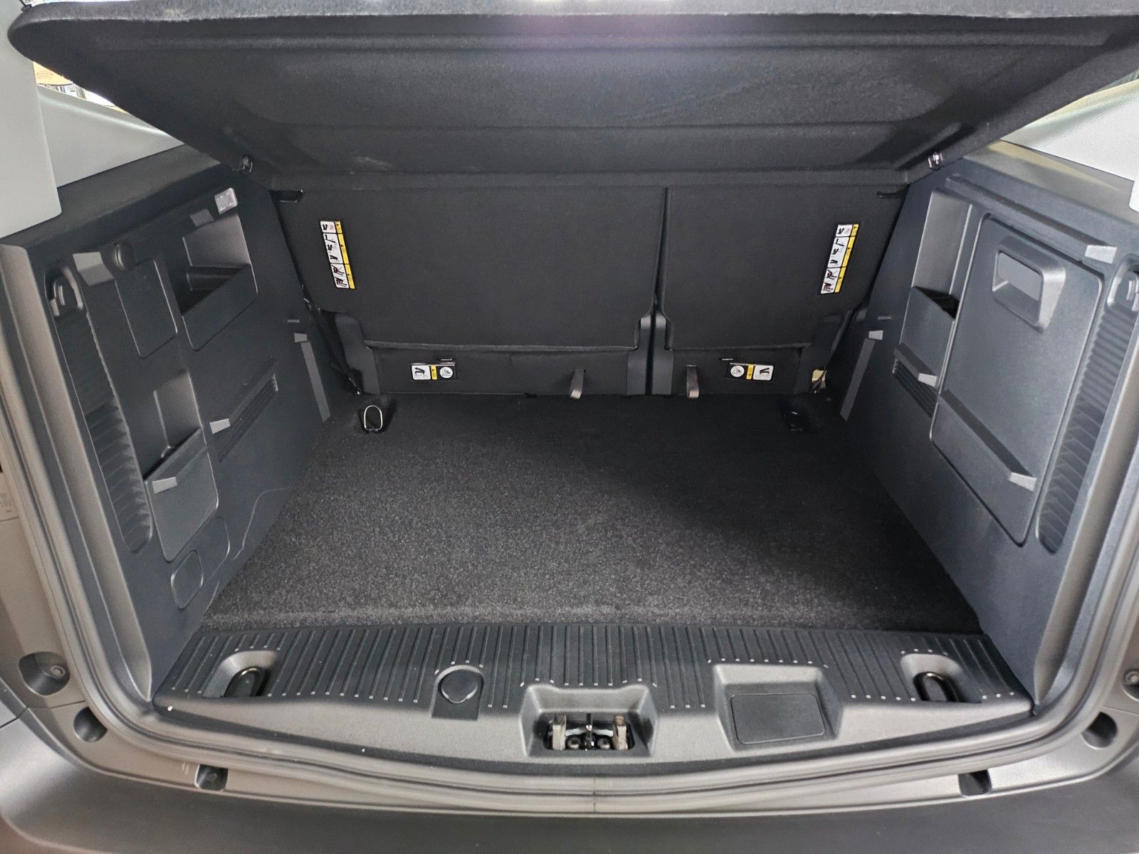 Fahrzeugabbildung Ford Tourneo Courier Titanium