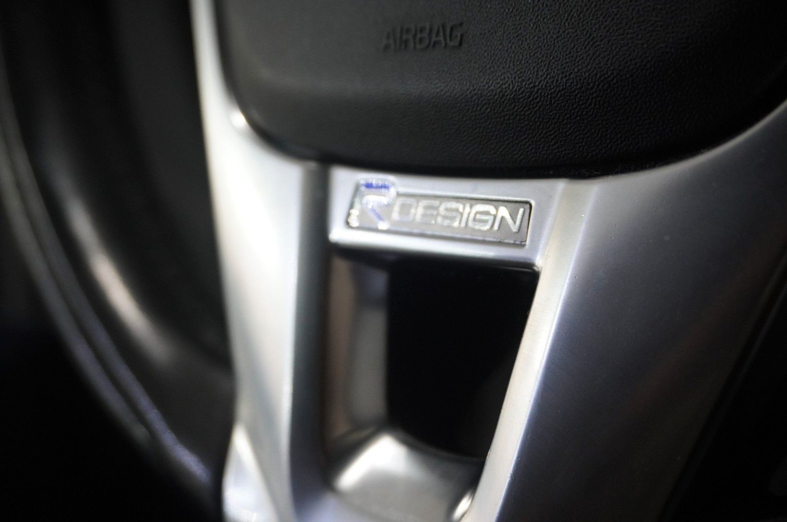 Fahrzeugabbildung Volvo V60 Kombi D4 R-DESIGN NAVI/LED/SHZPDC/AHK