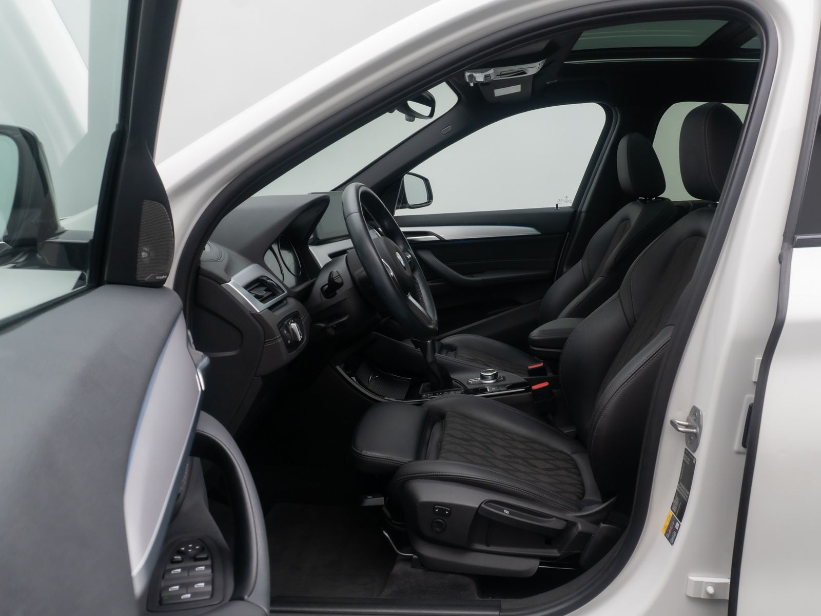 Fahrzeugabbildung BMW X1 xD25e xLine Panorama Kamera HUD DAB H/K 19"