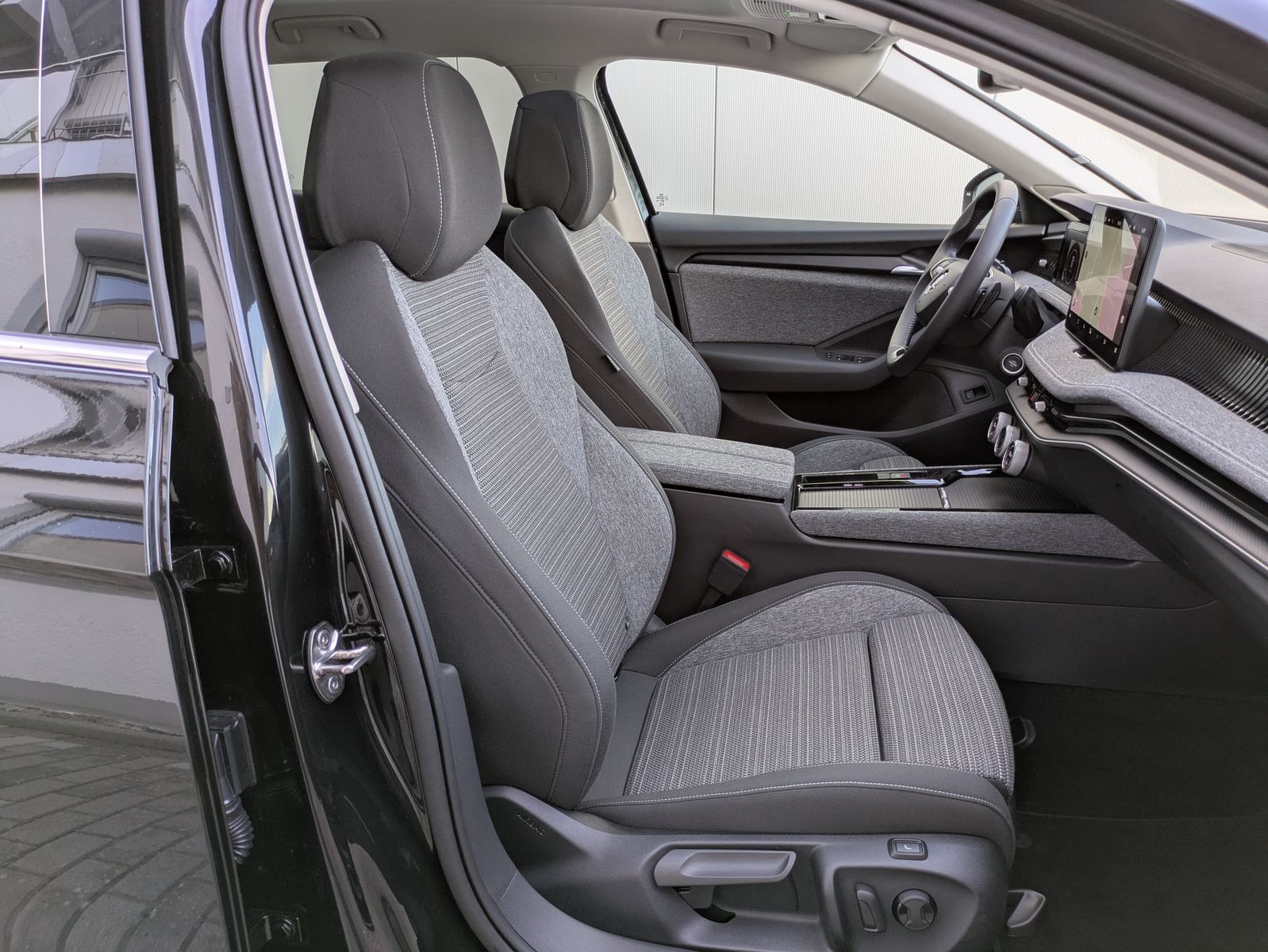 Fahrzeugabbildung SKODA Superb 2.0 TDI 4x4 Selection MATRIX*AHK*PANO*19"