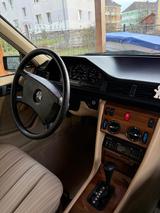 Mercedes-Benz E230 - Mercedes-Benz 230: 230e