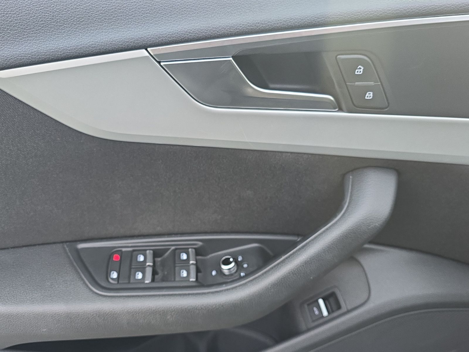 Fahrzeugabbildung Audi A4 Lim. basis/Bi-Xenon/Navi/SHZ/PDC