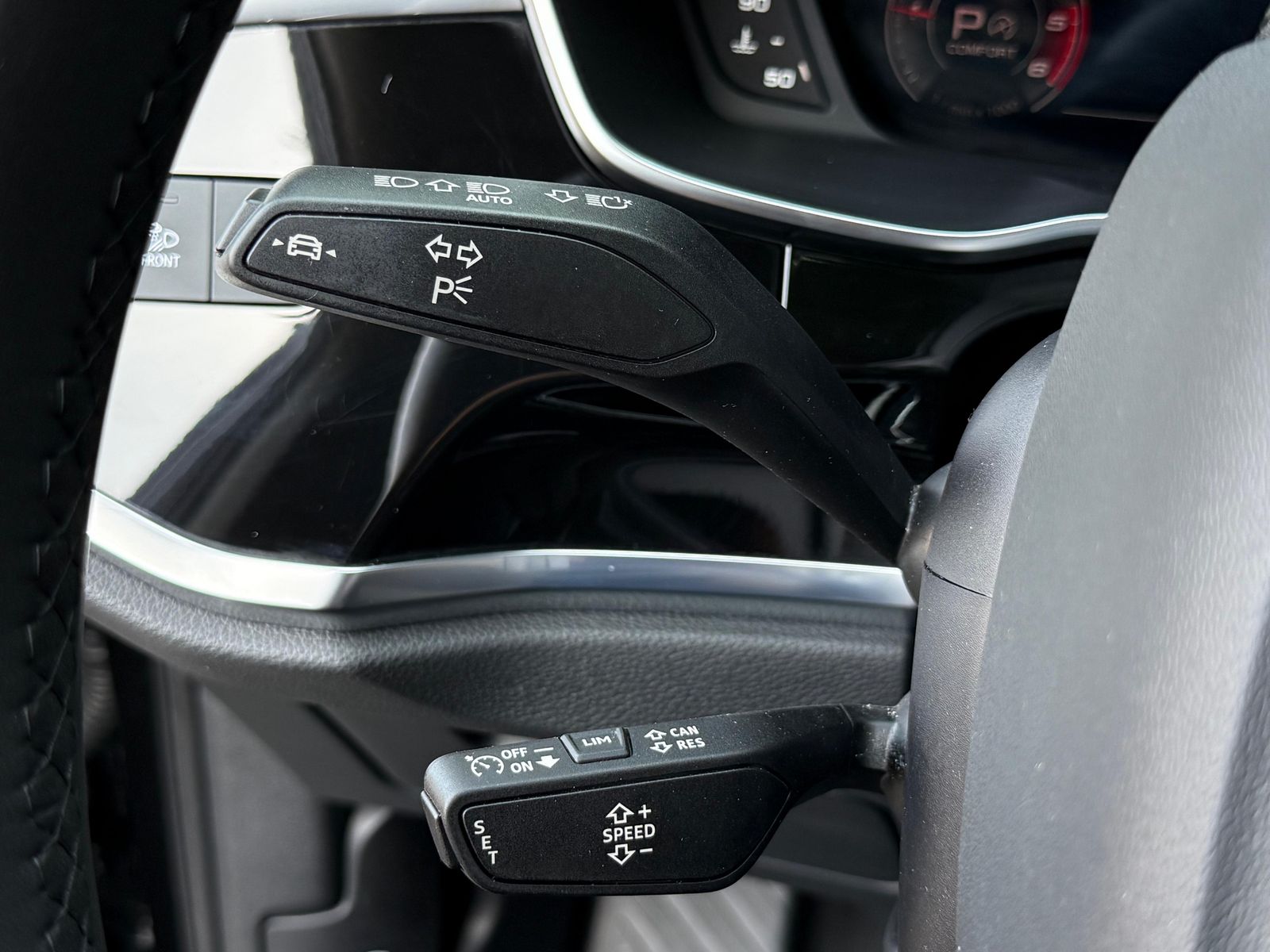 Fahrzeugabbildung Audi Q3 Sportback 35TDI S-tr. S Line LED+PANO+NAV+SHZ