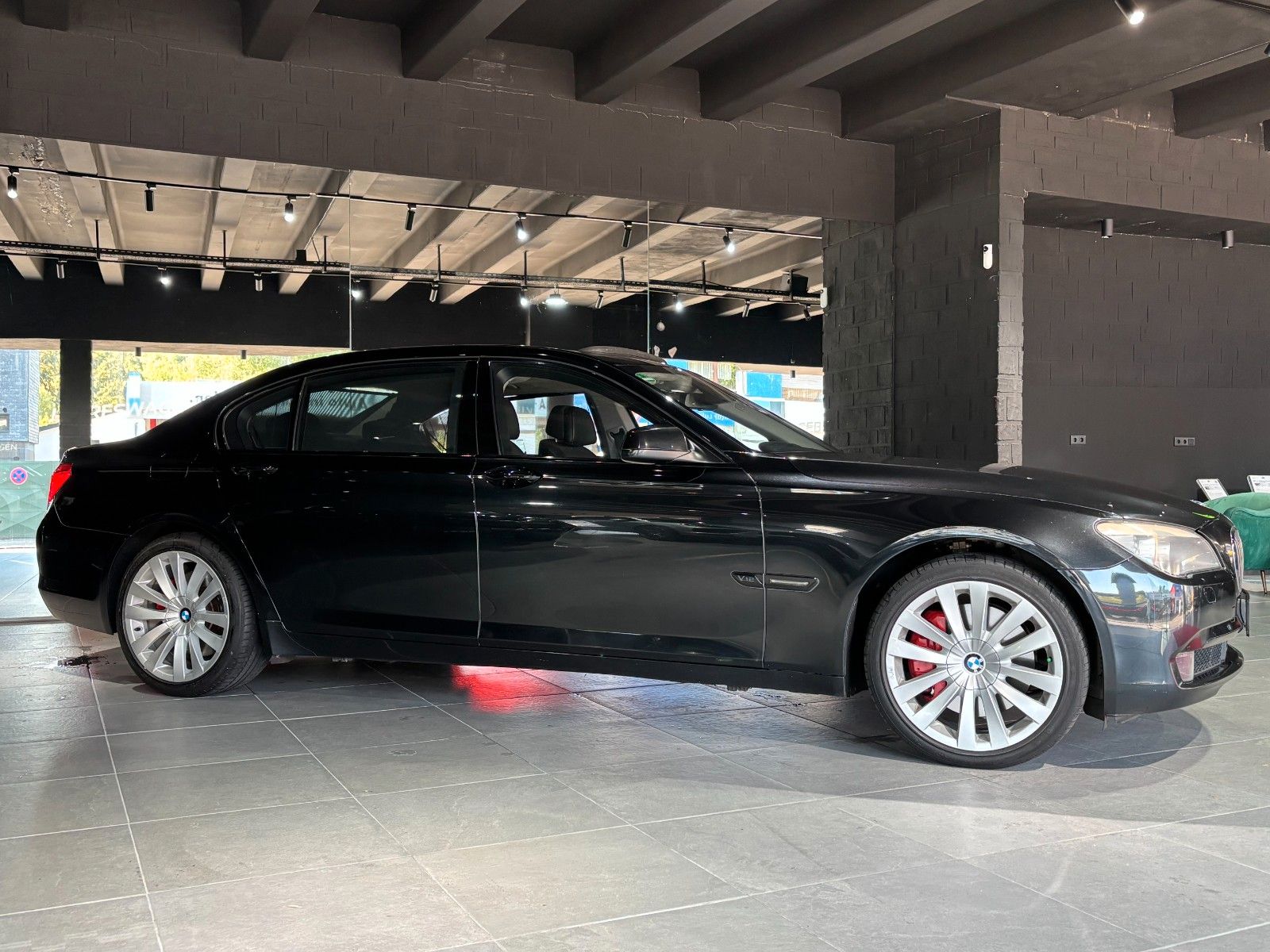 Fahrzeugabbildung BMW 760i L V12/MASSAGE/MEMORY/HUD/SCHIEBEDACH/KAMERA