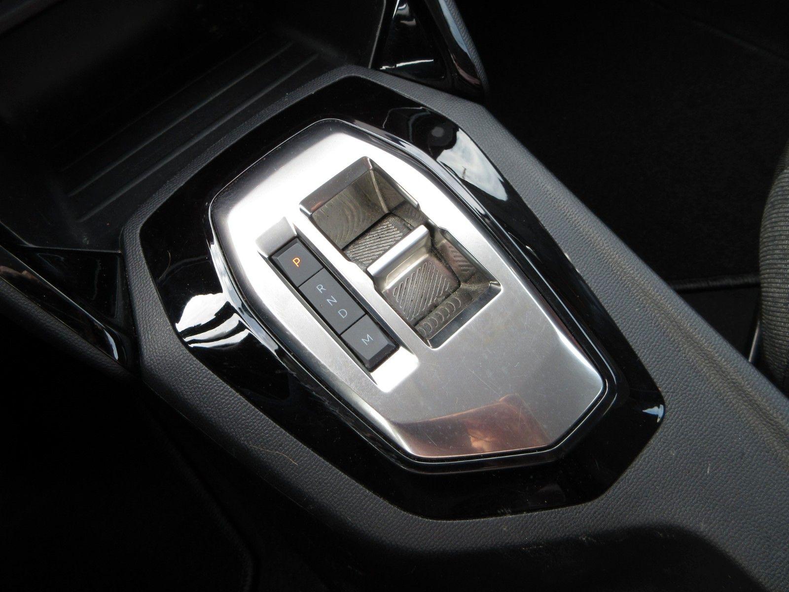 Fahrzeugabbildung Peugeot 208 Active Pack 1.2T LED/NAVI/PDC/TEMPOMAT