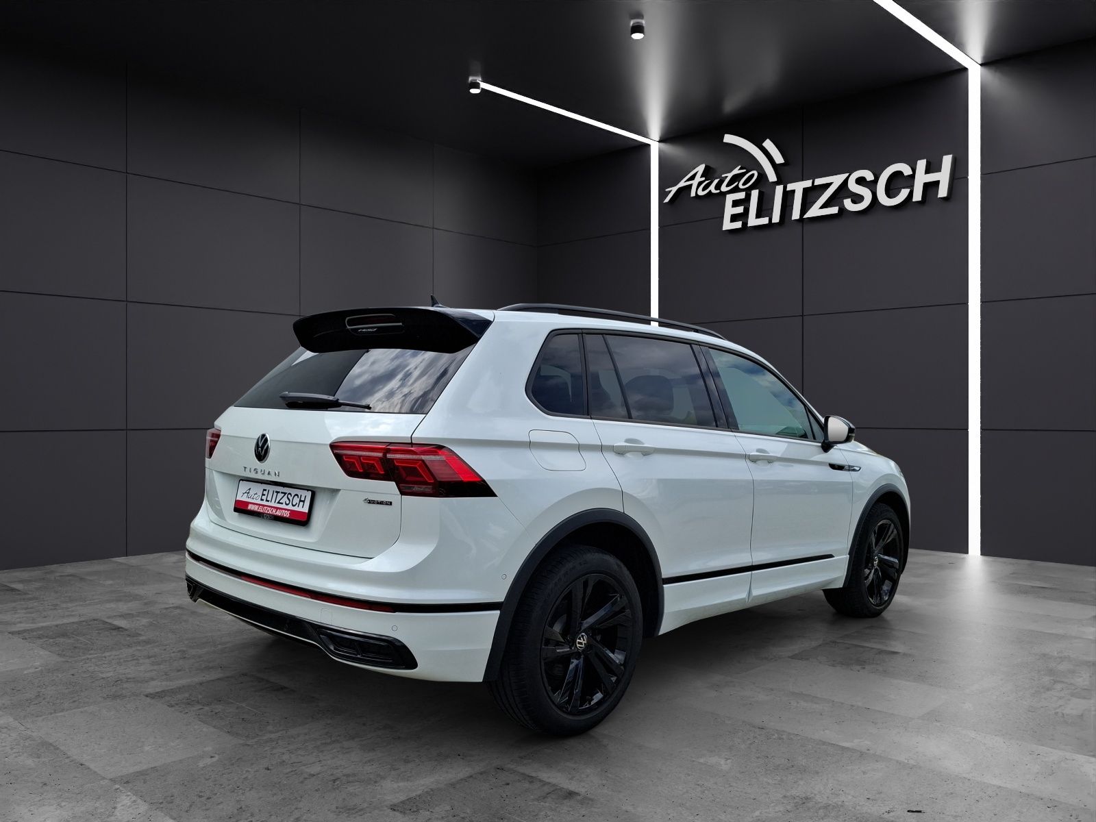 Fahrzeugabbildung Volkswagen Tiguan TSI R-Line DSG 4M Matrix AHK Navi AID ACC