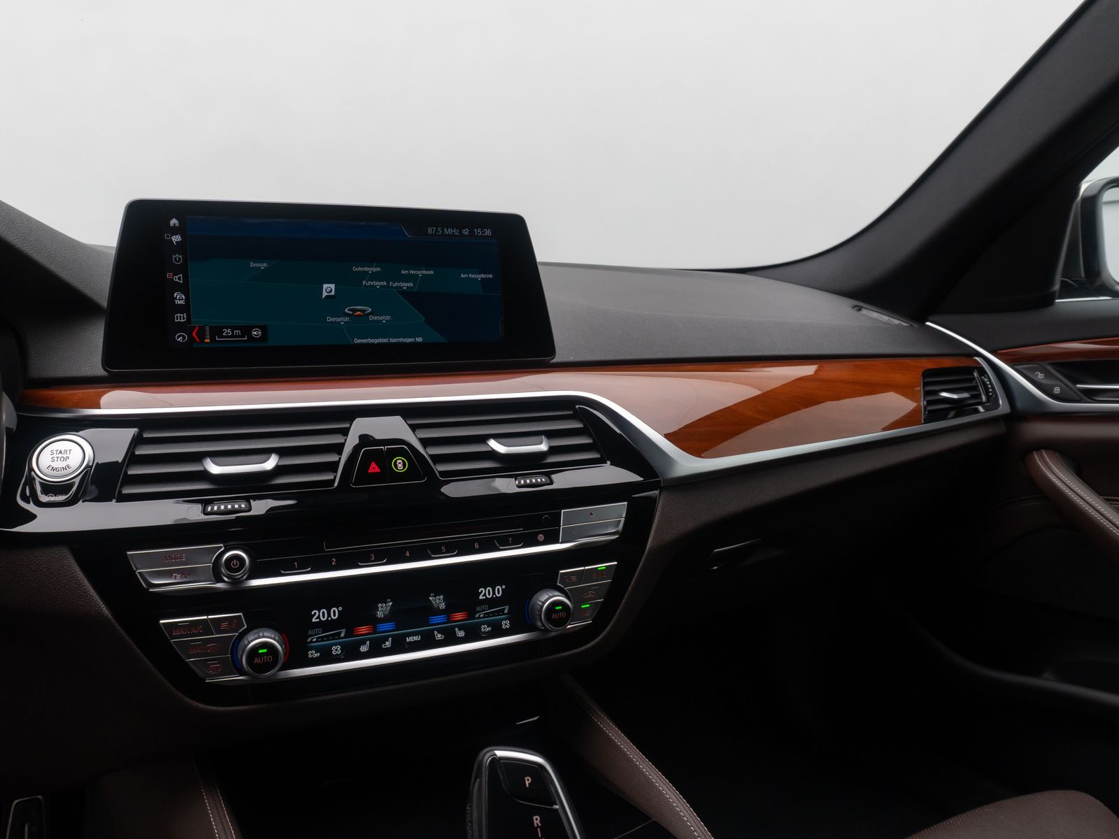 Fahrzeugabbildung BMW M550d xD Kamera AHK HUD SoftCl MassageDAB 20Zoll