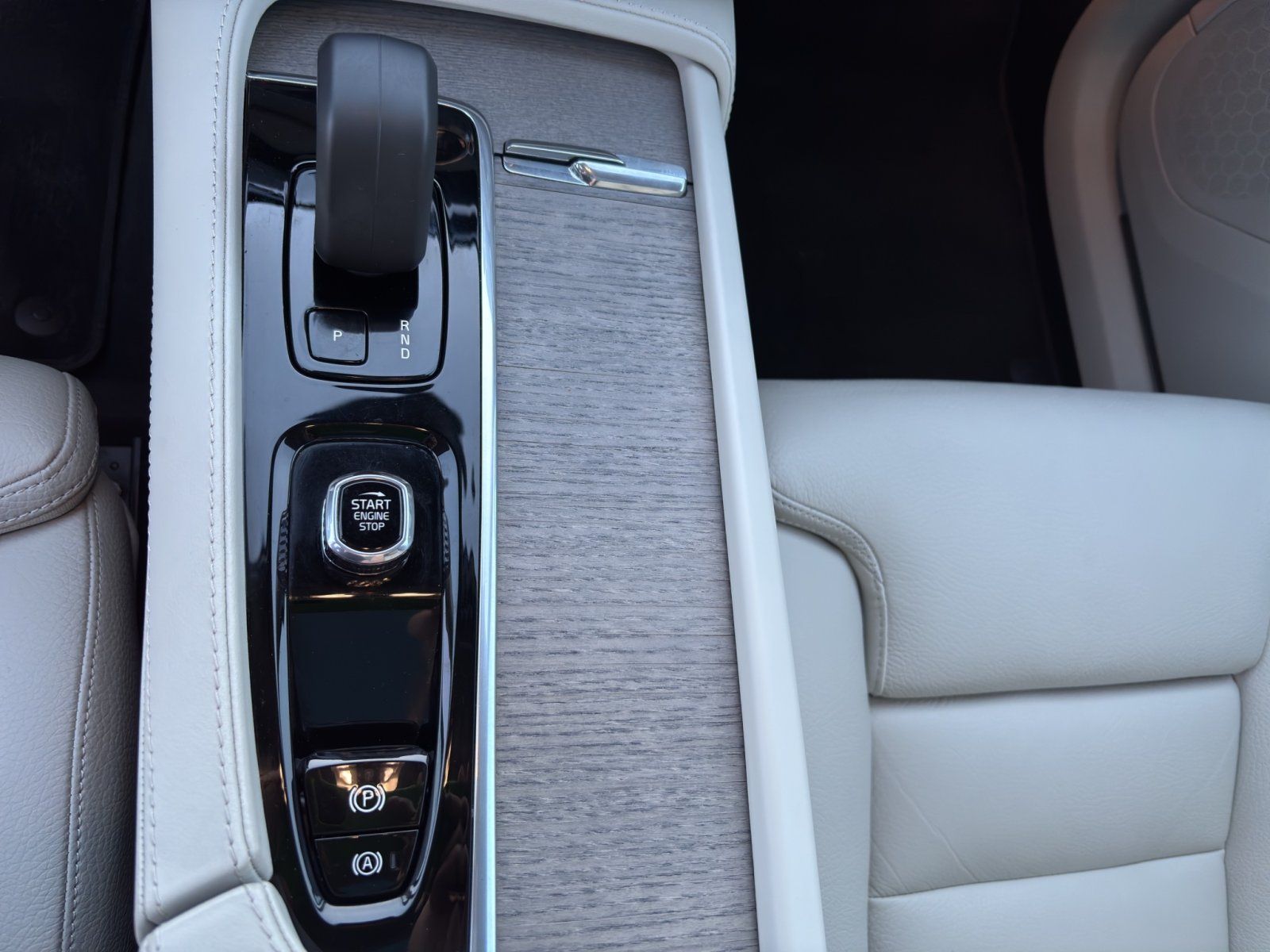 Fahrzeugabbildung Volvo XC 90 Ultimate Dark Recharge Plug-In Hybrid AWD