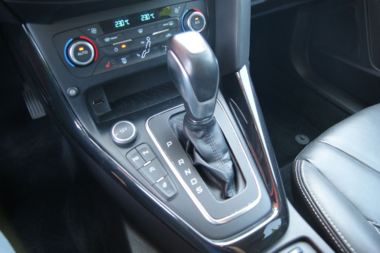 Fahrzeugabbildung Ford Focus Turnier 1.5 Titanium Aut RACEROT ACC STHZG