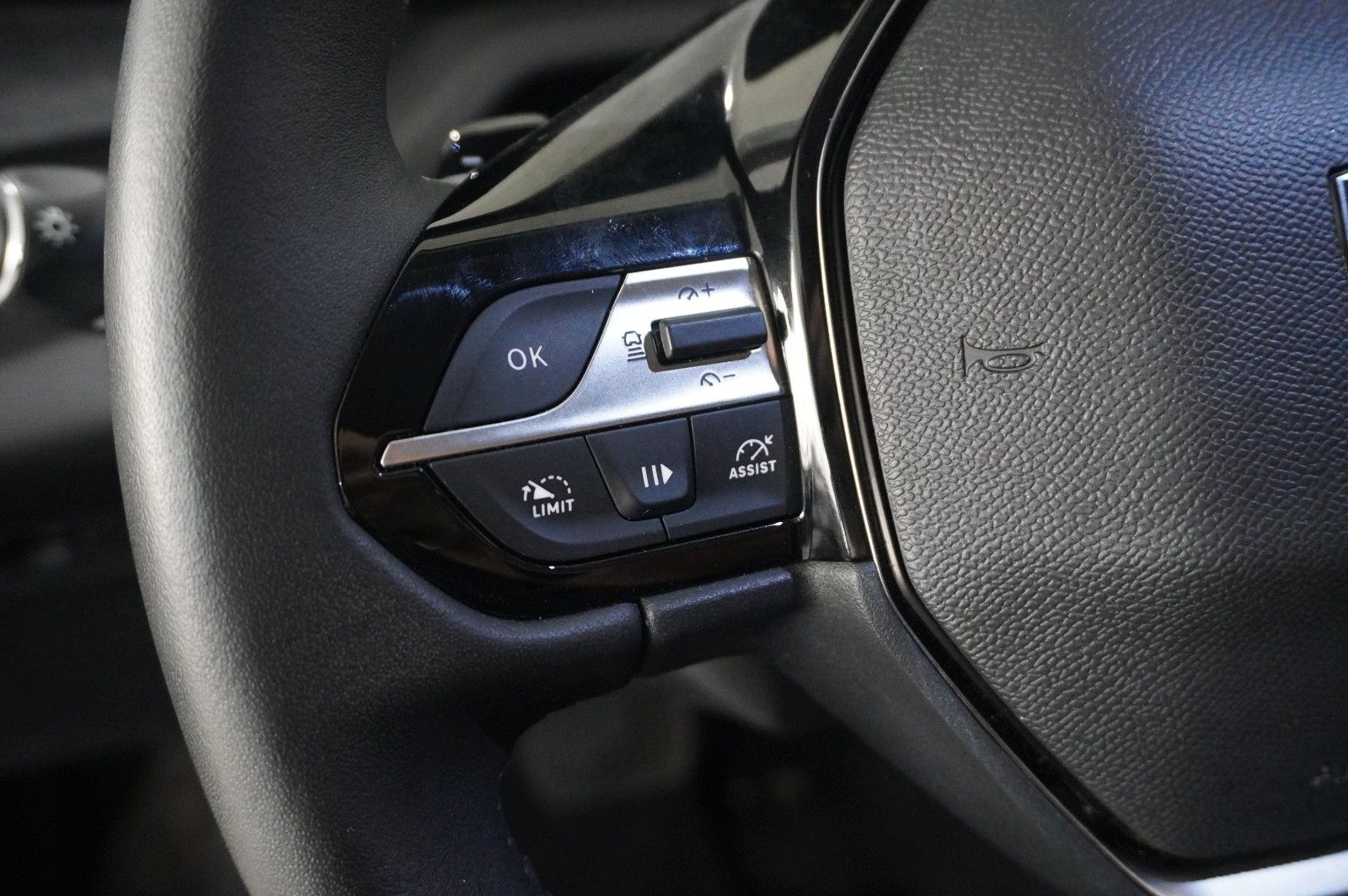 Fahrzeugabbildung Peugeot 308 SW 1.5D ALLURE NAVI/LED/360°/SPORT/SH/VIRT.