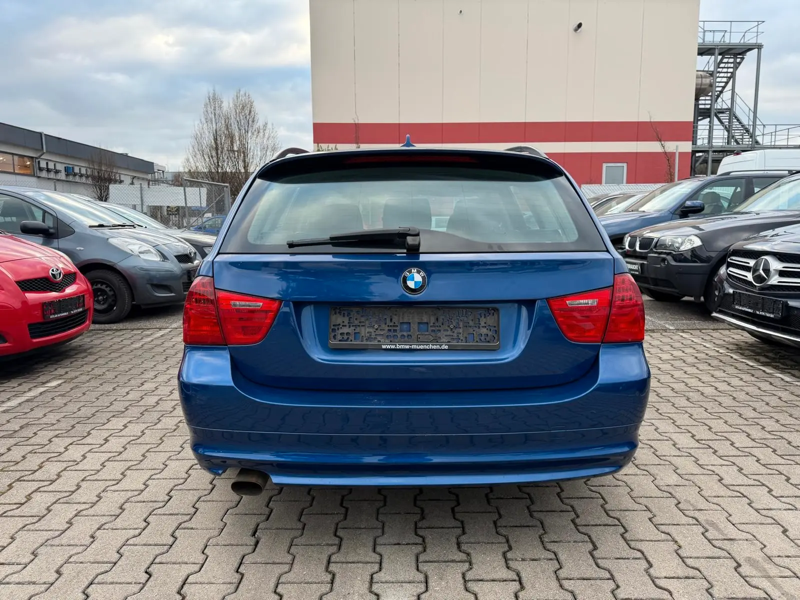 BMW 318 2010 — салон