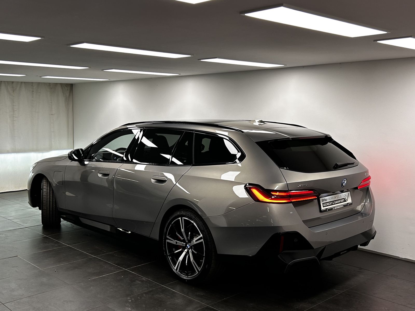 BMW 550e xDrive Touring M Sportpaket Pro Pano B&W DA imagem 3