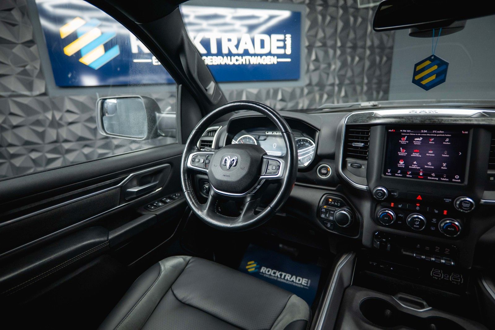 Fahrzeugabbildung Dodge RAM 5.7 V8 HEMI 4x4 OFFROAD Night-Paket *LED*19%