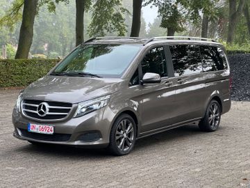 Mercedes V 220 - 2