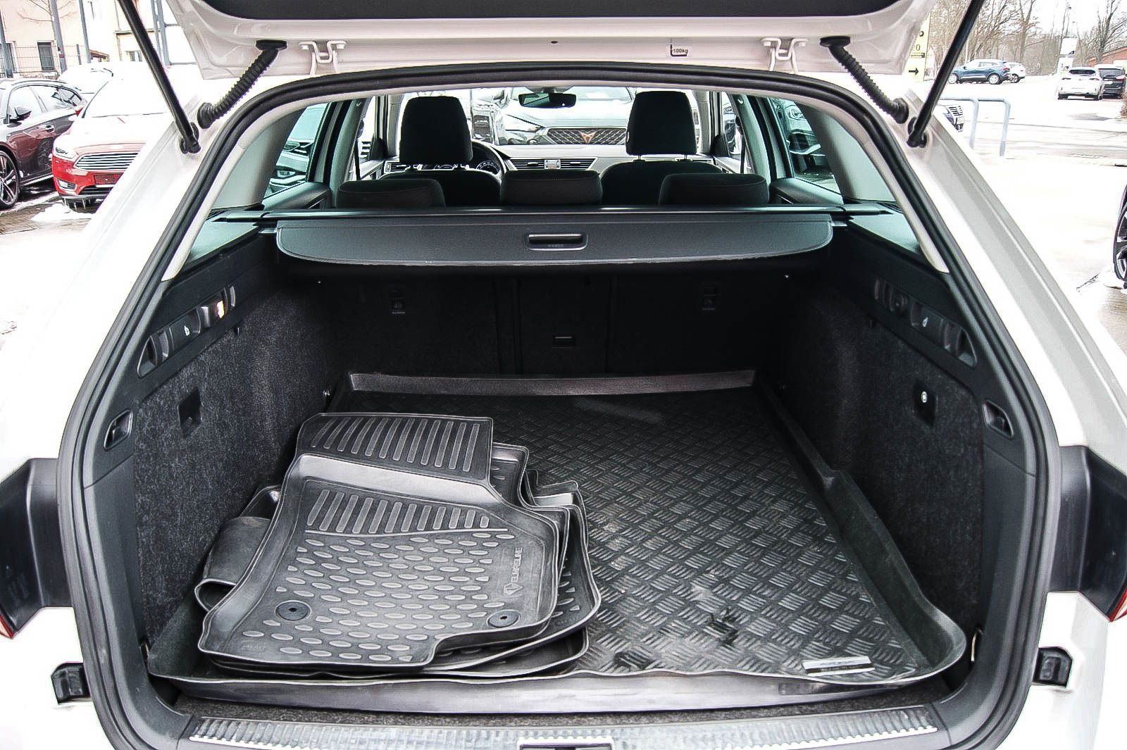 Fahrzeugabbildung SKODA Superb Combi 20TDI Style DSG NAVI AMUNDSEN XENON