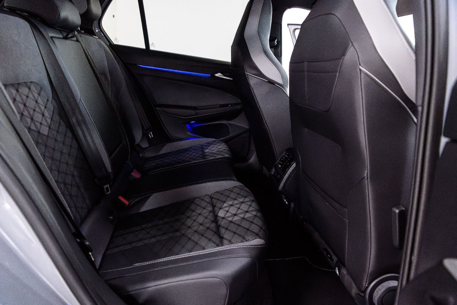 Fahrzeugabbildung Volkswagen Golf VIII R-Line 1.5 eTSI LED+KAMERA+APP+SHZ