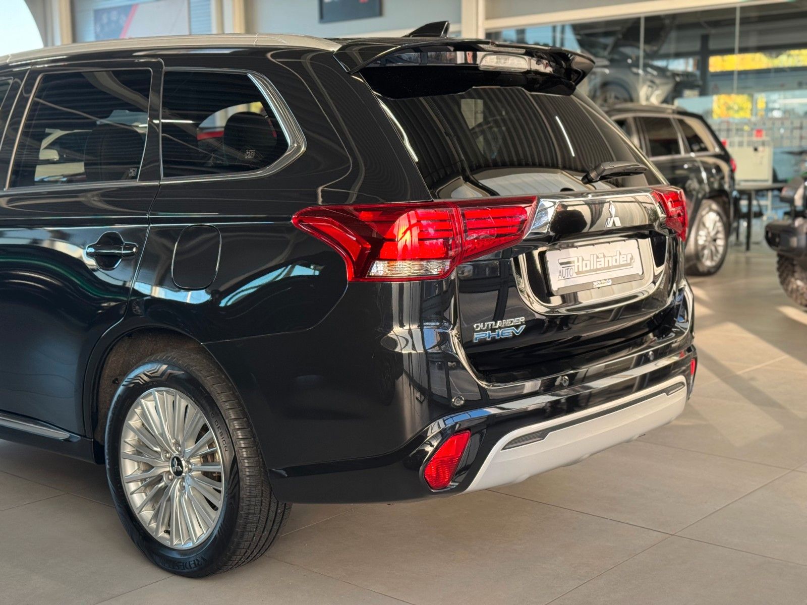 Fahrzeugabbildung Mitsubishi PHEV Outlander 4WD TOP AHK 1.HAND GJR