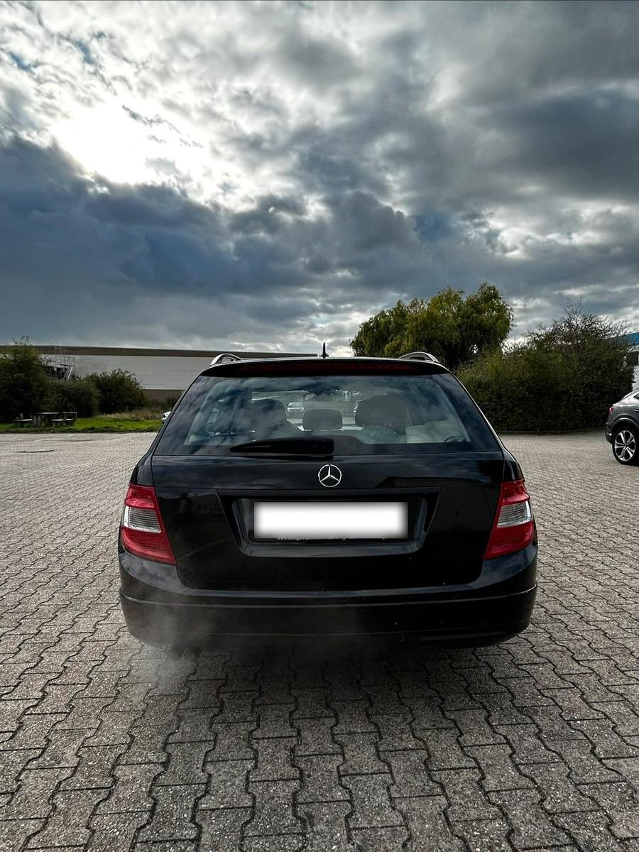 Mercedes-Benz C200 2009 — салон