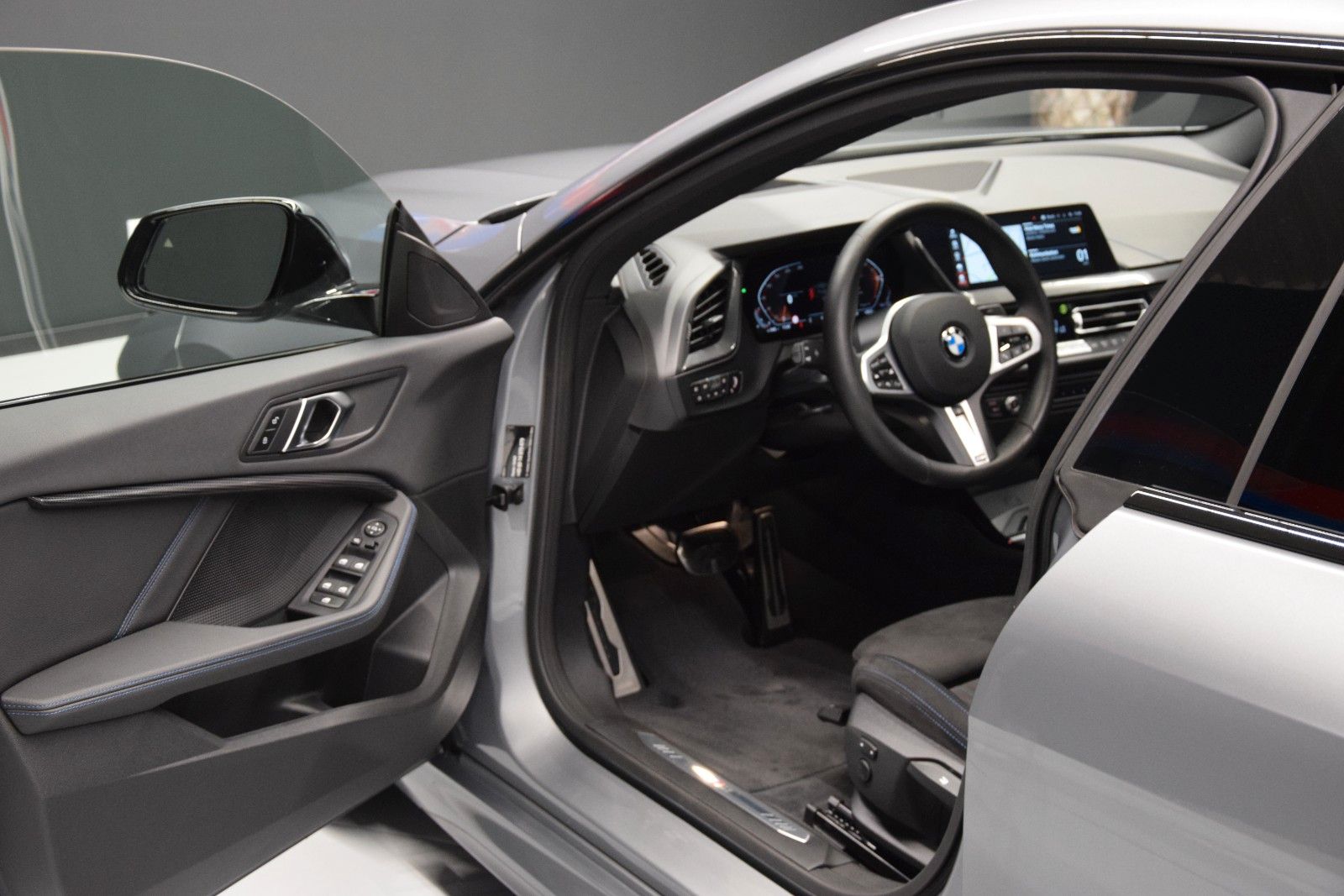Fahrzeugabbildung BMW 218 i M Sport Gran Coupé HuD Pano Schale ACC