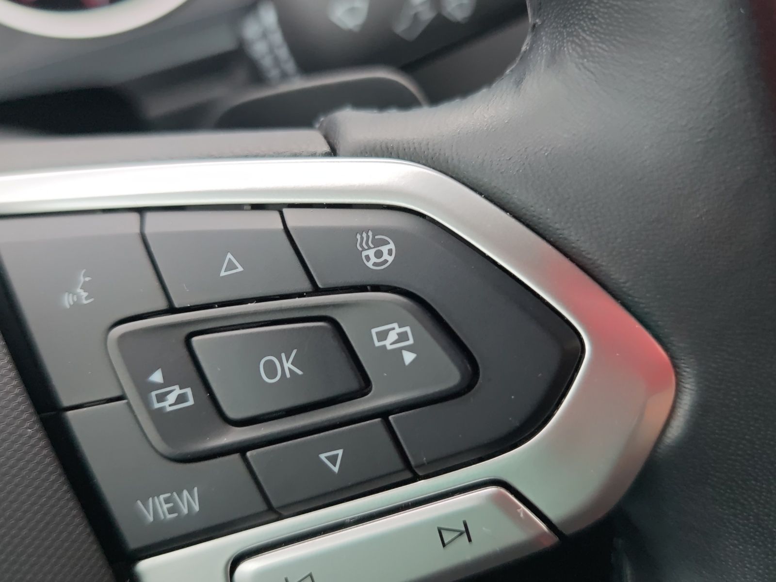 Fahrzeugabbildung Volkswagen Tiguan TDI Active DSG LED Navi ACC PDC SHZ