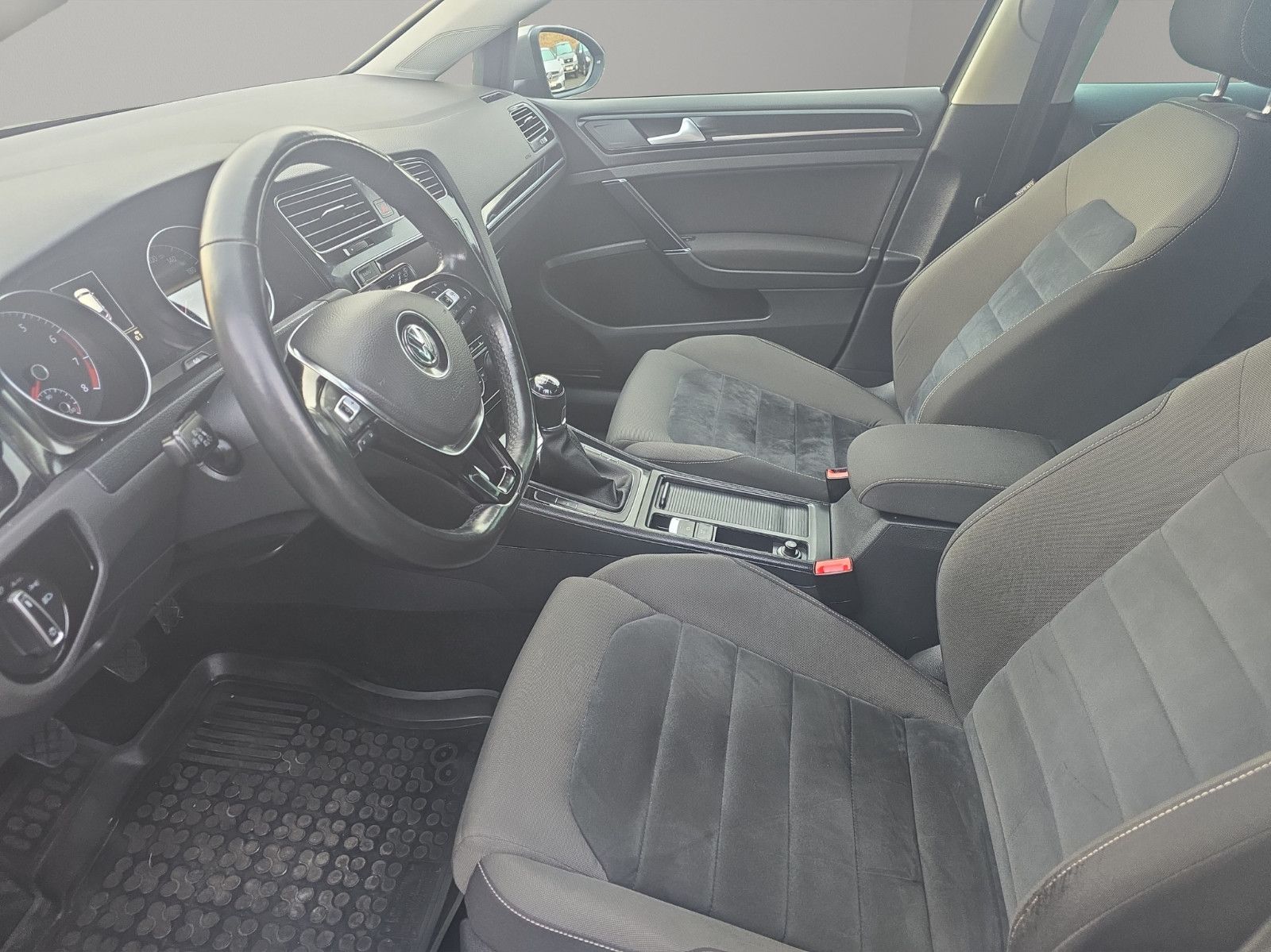Fahrzeugabbildung Volkswagen Golf VII  Highline BMT/NAVi/PDC/XENON