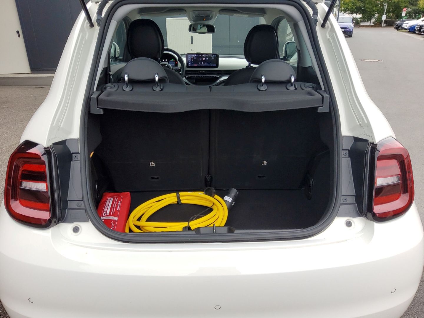 Fahrzeugabbildung Fiat 500e Elektro Komfort und Style Paket