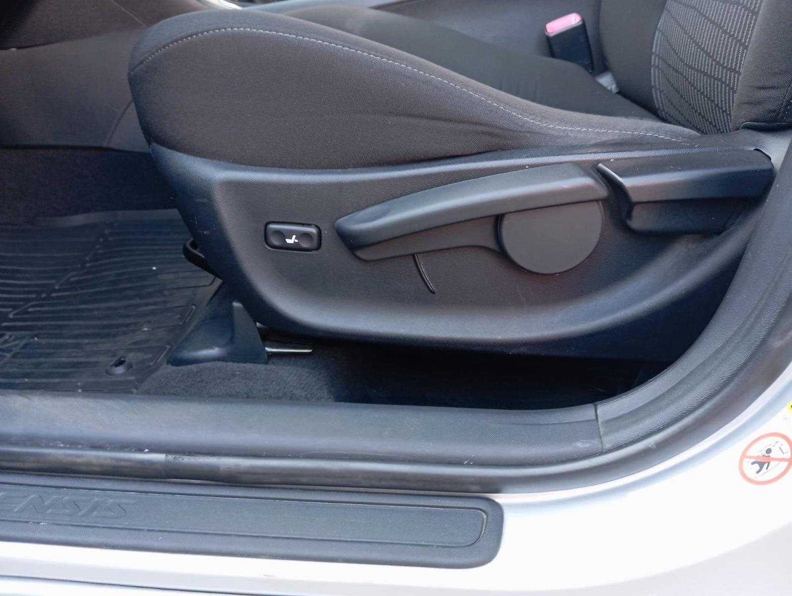Toyota Avensis 2011 — photo 12