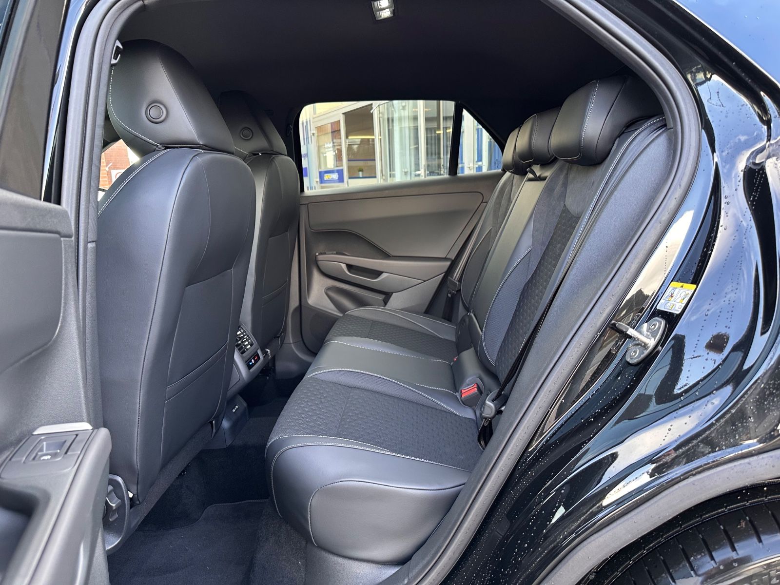 Fahrzeugabbildung Volkswagen T-Roc R Line 1.5 eTSI DSG APP/ACC/AHK/LED/eHeck