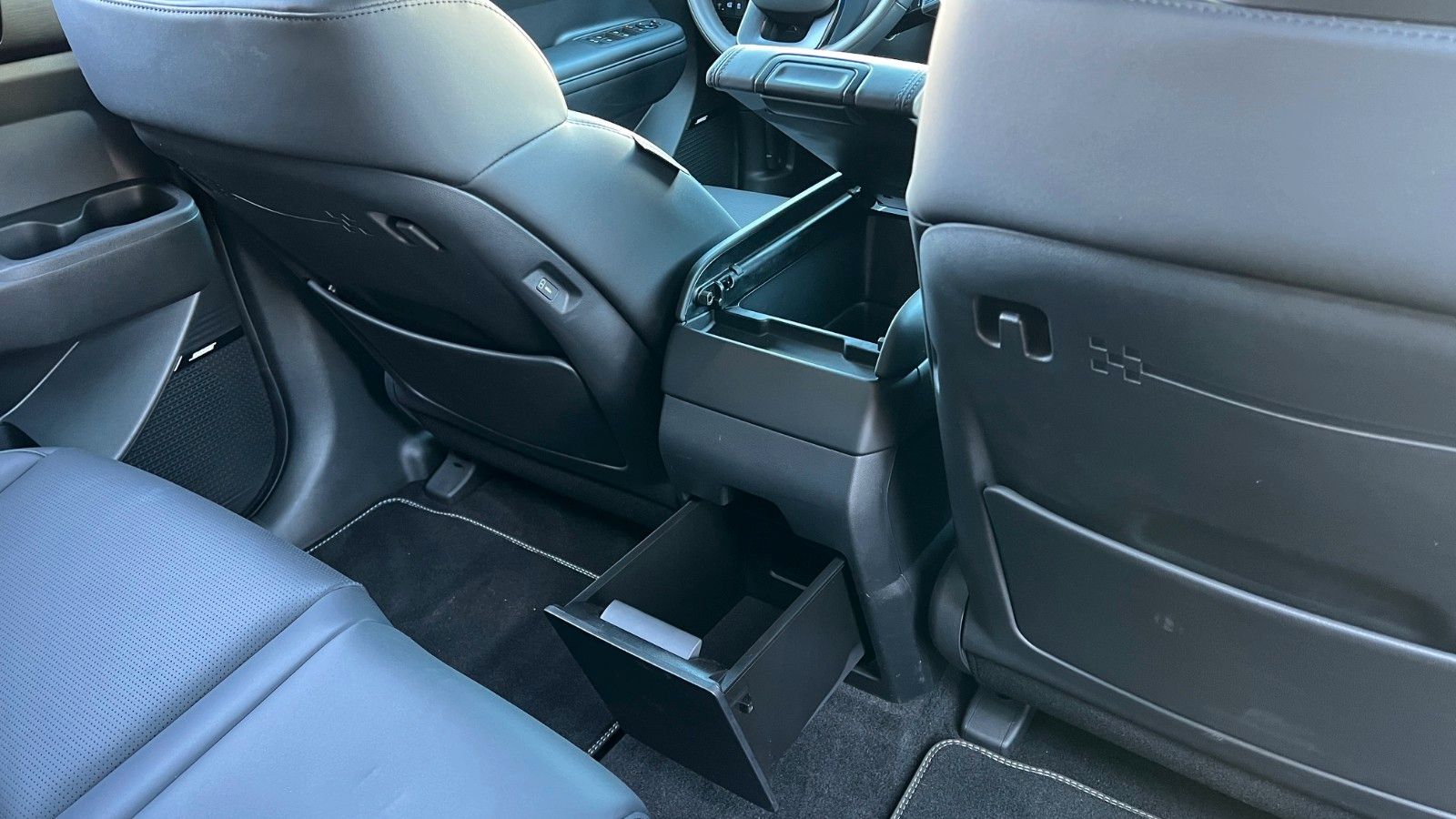 Fahrzeugabbildung Hyundai SANTA FE 1.6T-GDI HEV Blackline *Standhzg*AHK*