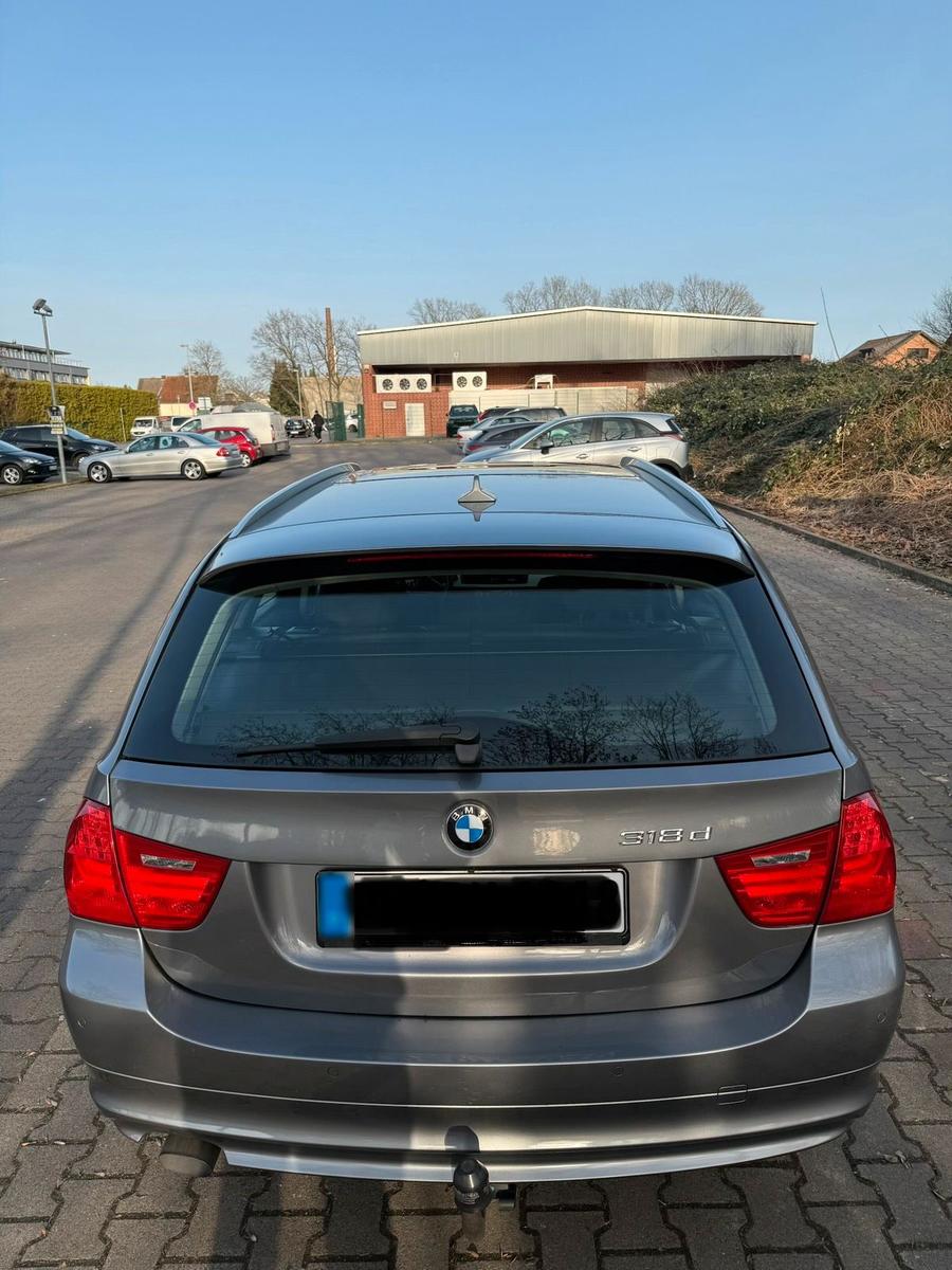 BMW 318 2011 — rear view