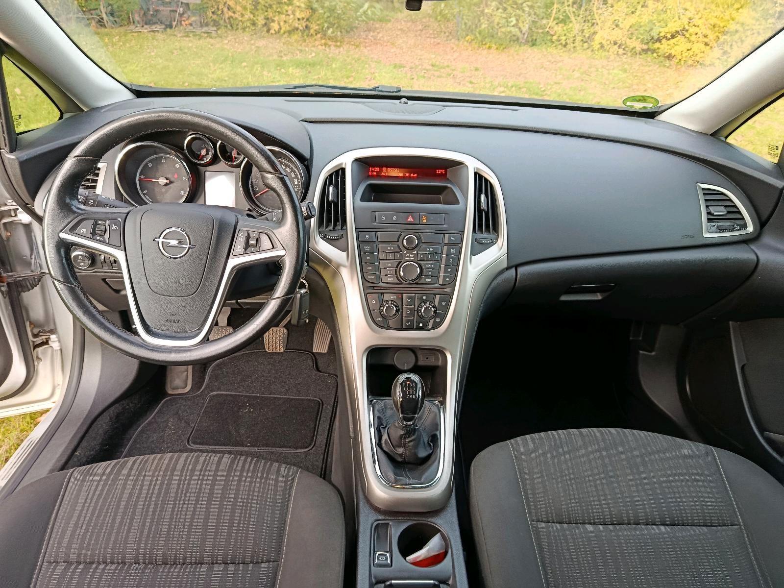 Opel Astra 2012 — photo 11