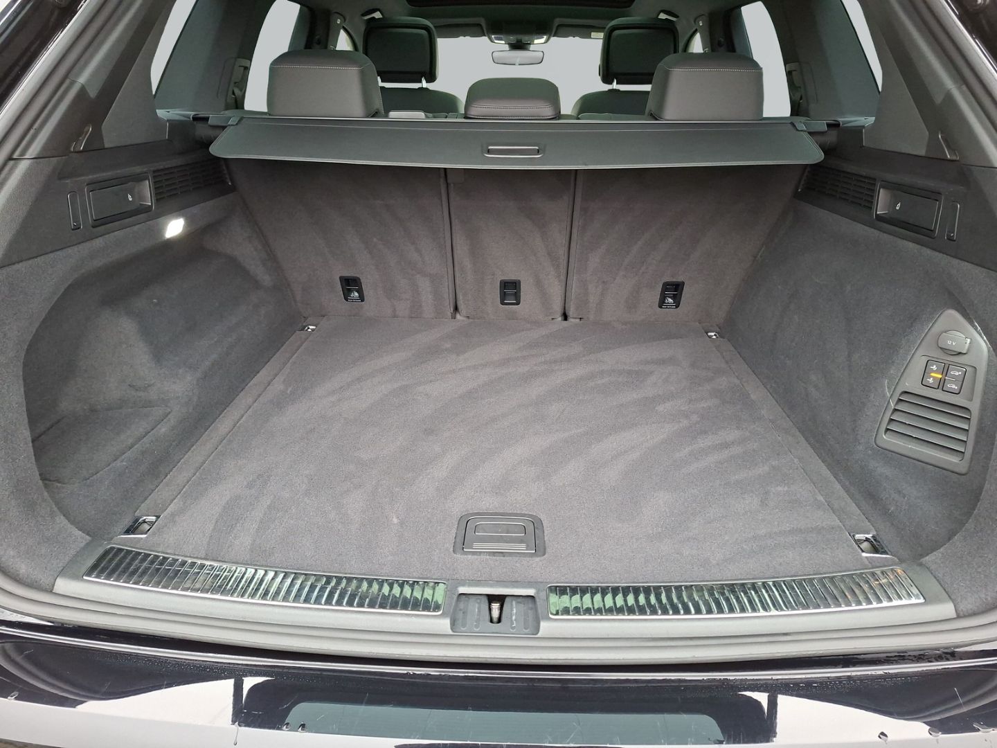 Touareg 3.0 TDI V6 4M R-Line *PANO*STHZ*HUD*