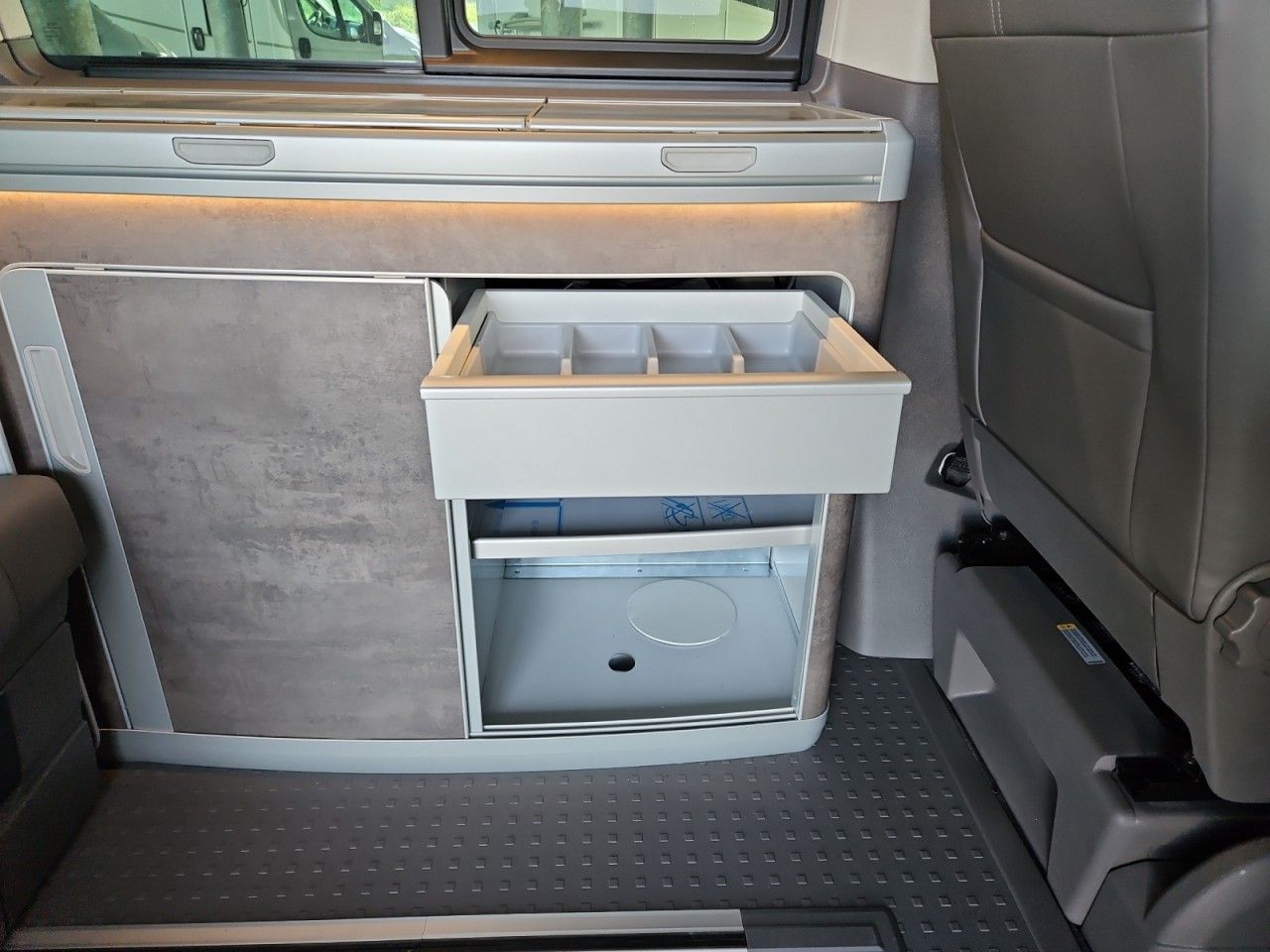 Fahrzeugabbildung Volkswagen T6.1 California Ocean Edition TDI 4Motion AHK