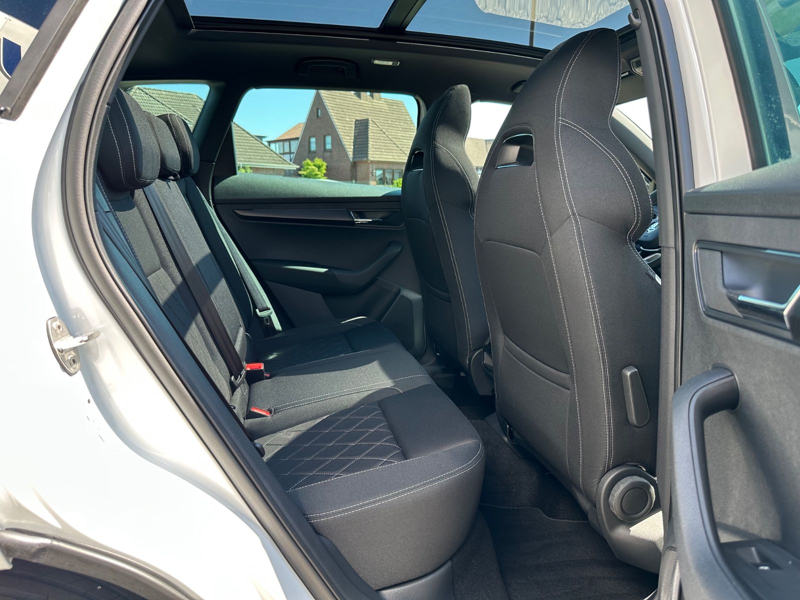 Fahrzeugabbildung SKODA Karoq 1.5 TSI Sportline DSG Pano/AHK/Navi/Matrix