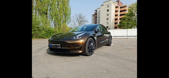 Tesla Model 3 Allradantrieb mit Dualmotor Performa...