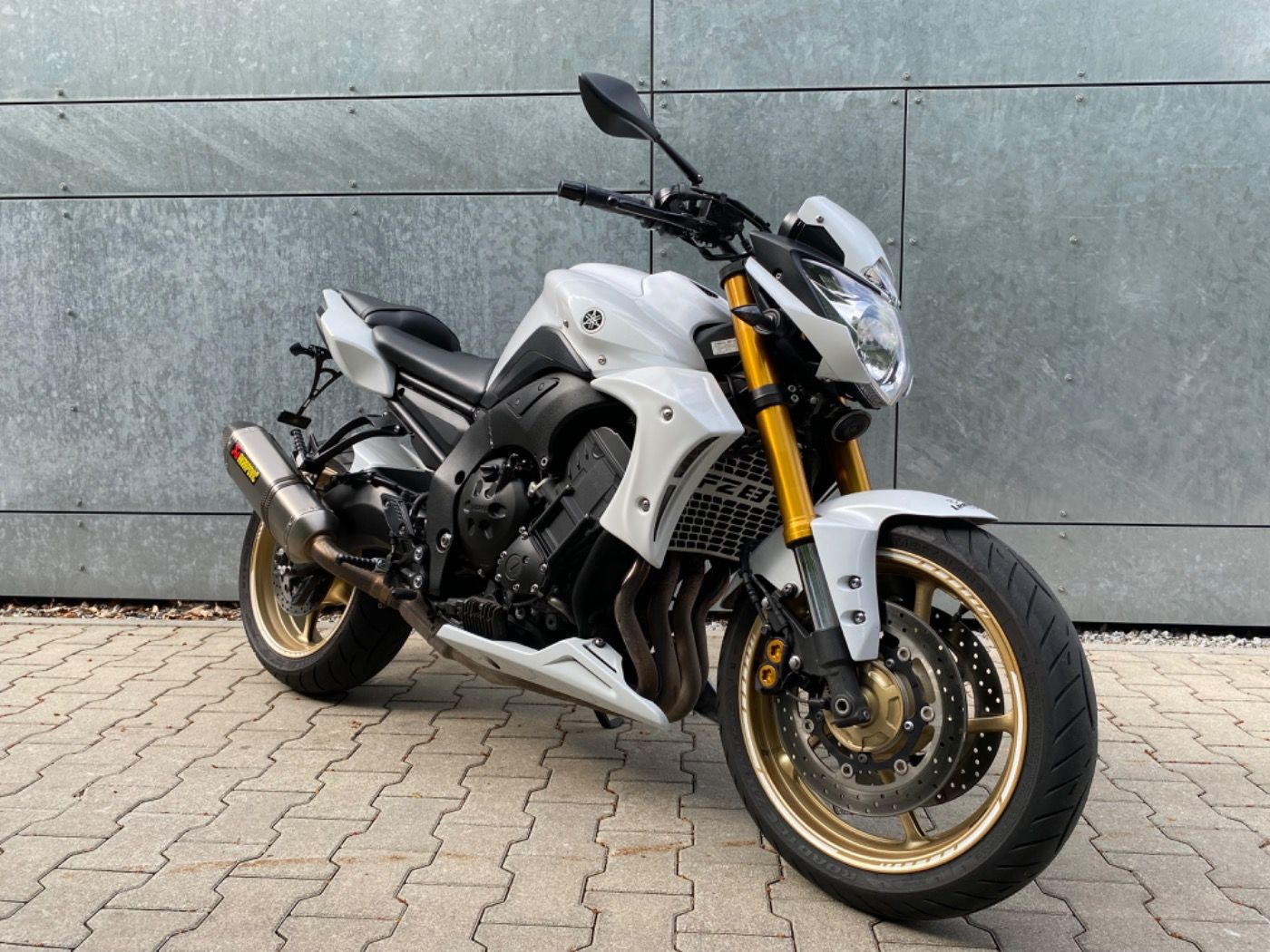 Fahrzeugabbildung Yamaha FZ 8 Akrapovic Öhlins