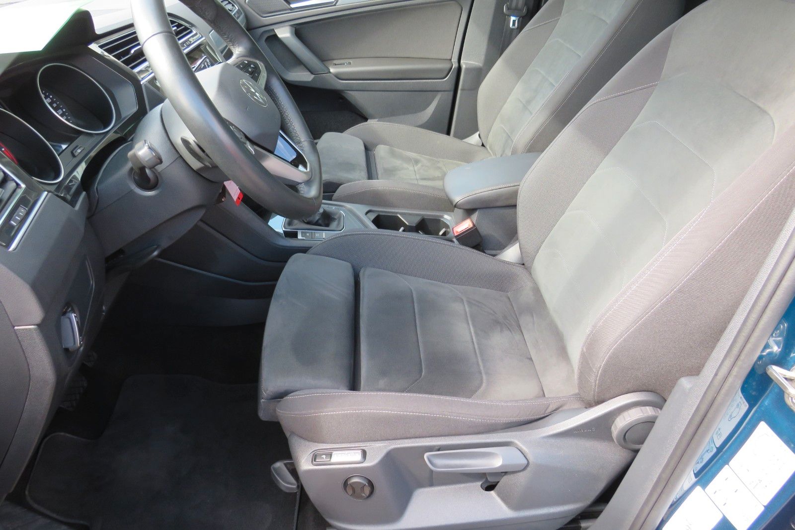 Fahrzeugabbildung Volkswagen Tiguan Life DSG AHK KAMERA ACC PDC SITZH. NAVI 1