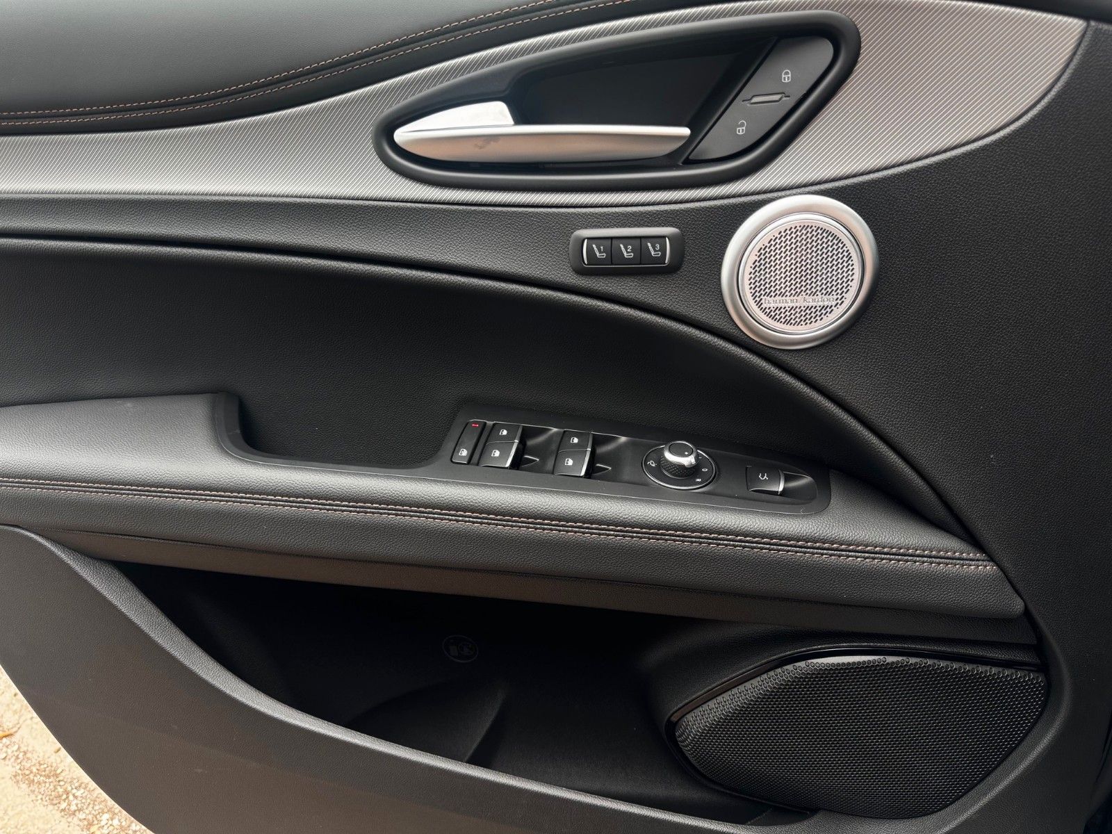 Fahrzeugabbildung Alfa Romeo Stelvio 2.0 280PS Intensa Panorama Navi Kamera
