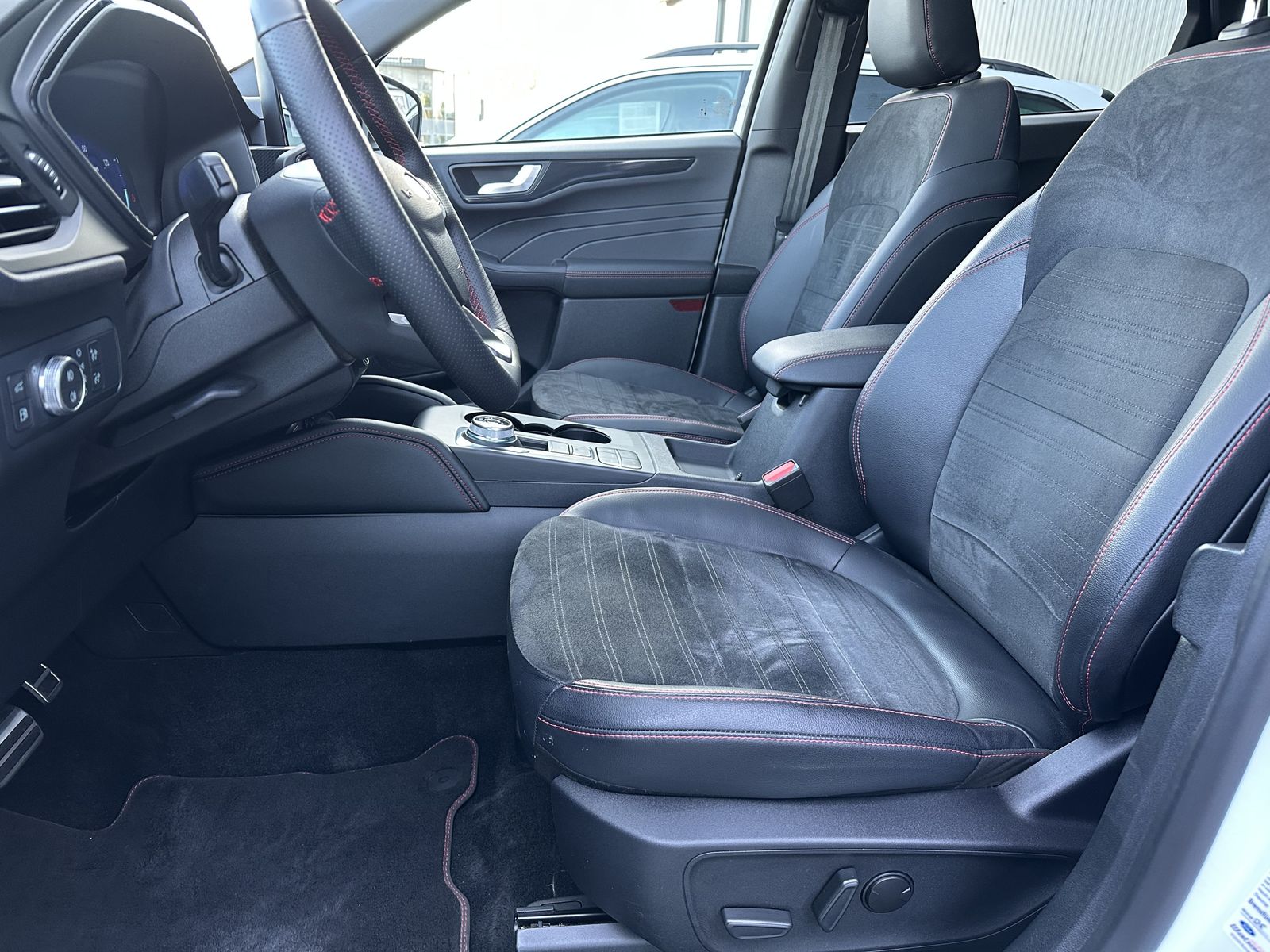 Fahrzeugabbildung Ford Kuga ST-Line X NAV+LED+PANO+AHK+20ZO+ACC+KAMERA