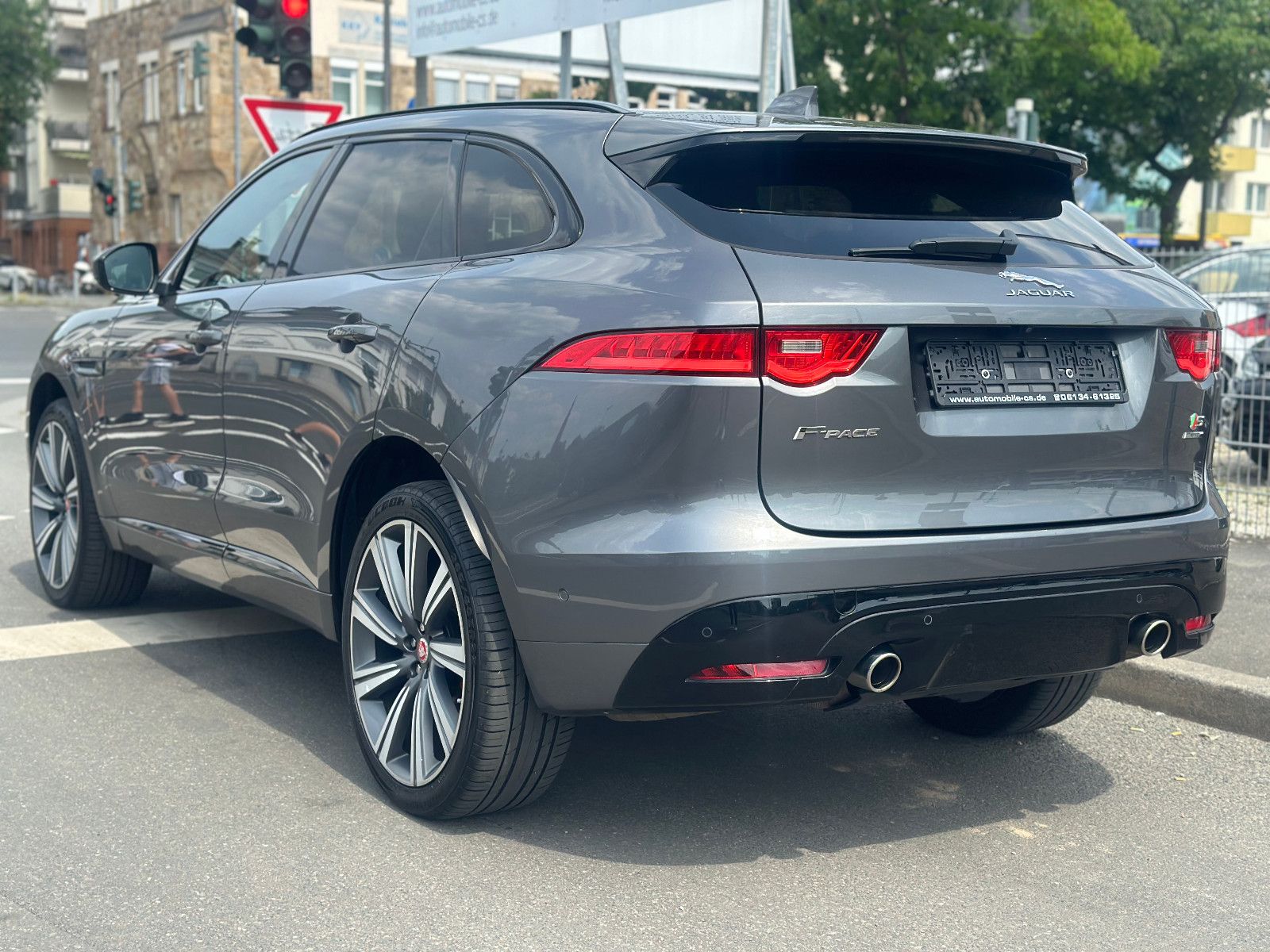 Fahrzeugabbildung Jaguar F-PACE S AWD QUICKSHIFT*22`LM+PANO+HEADUP+KAM*