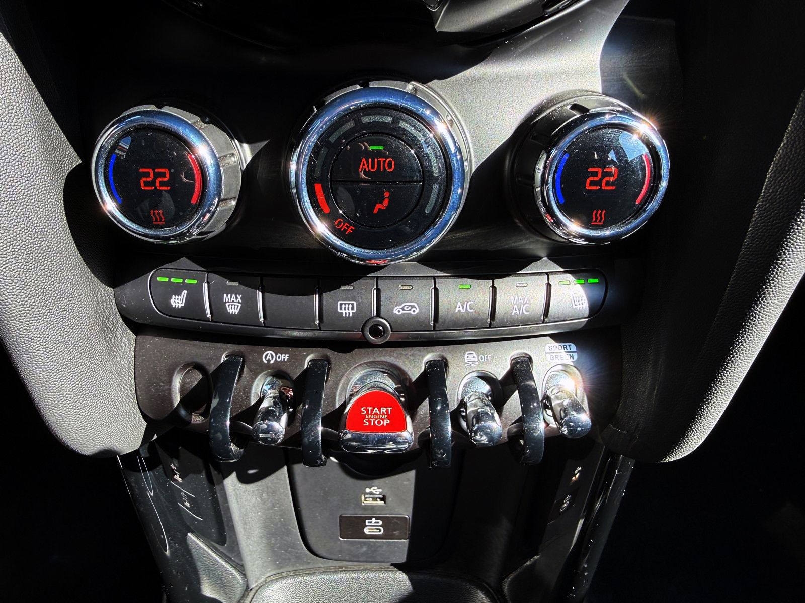 Fahrzeugabbildung MINI Cooper Aut. Essential-Trim LED KAM PDC SHZ AMBI