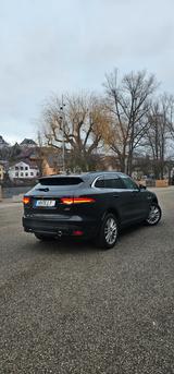 Jaguar F-Pace 25d AWD Portfolio Automatik Portfolio - Jaguar F-Pace von privat