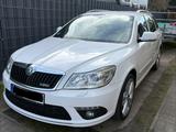 Skoda Octavia 2.0 TDI RS Combi RS - Skoda Octavia aus 2011: Combi RS