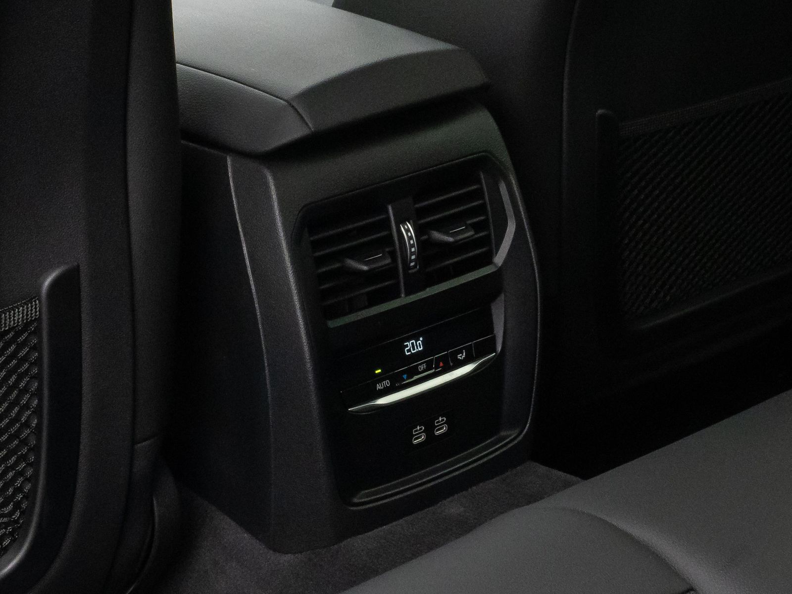 Fahrzeugabbildung BMW 320e Kamera HUD DAB H/K AHK Stop&Go Sport LED