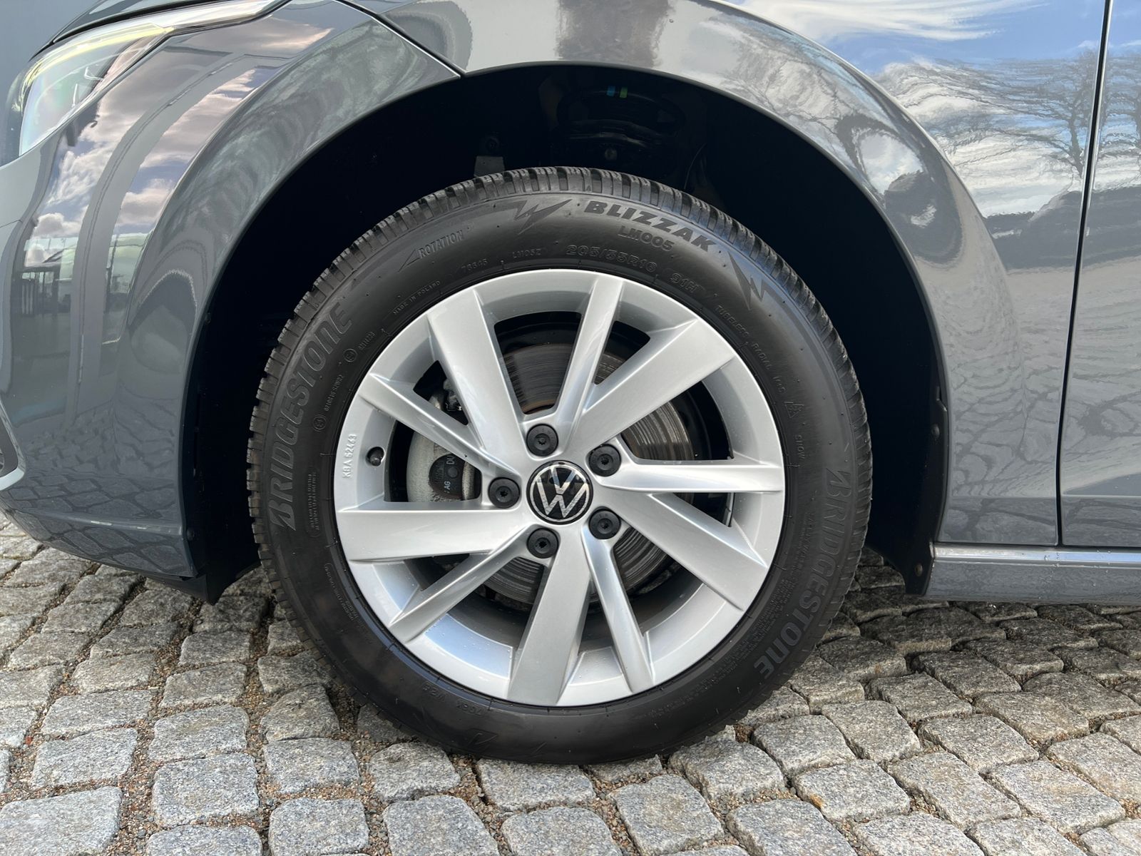 Fahrzeugabbildung Volkswagen Golf VIII 1.5 eTSI Life *AHK, Navi, AppConnect,