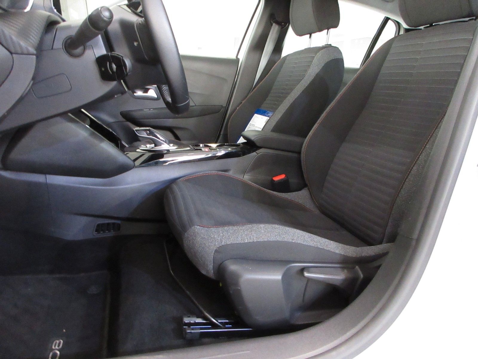 Fahrzeugabbildung Peugeot e-208 Active LED/PDC/TEMPOMAT