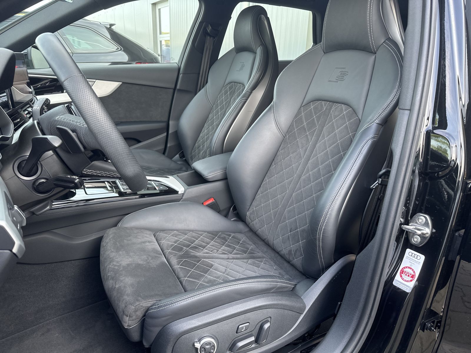 Fahrzeugabbildung Audi A4 Avant 40 TDI Advanced NAV+LED+AHK+PANO+17ZOLL