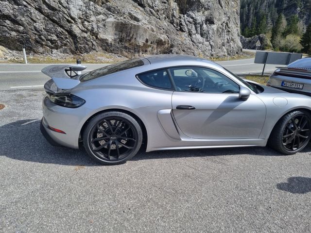 Porsche Cayman GT4 