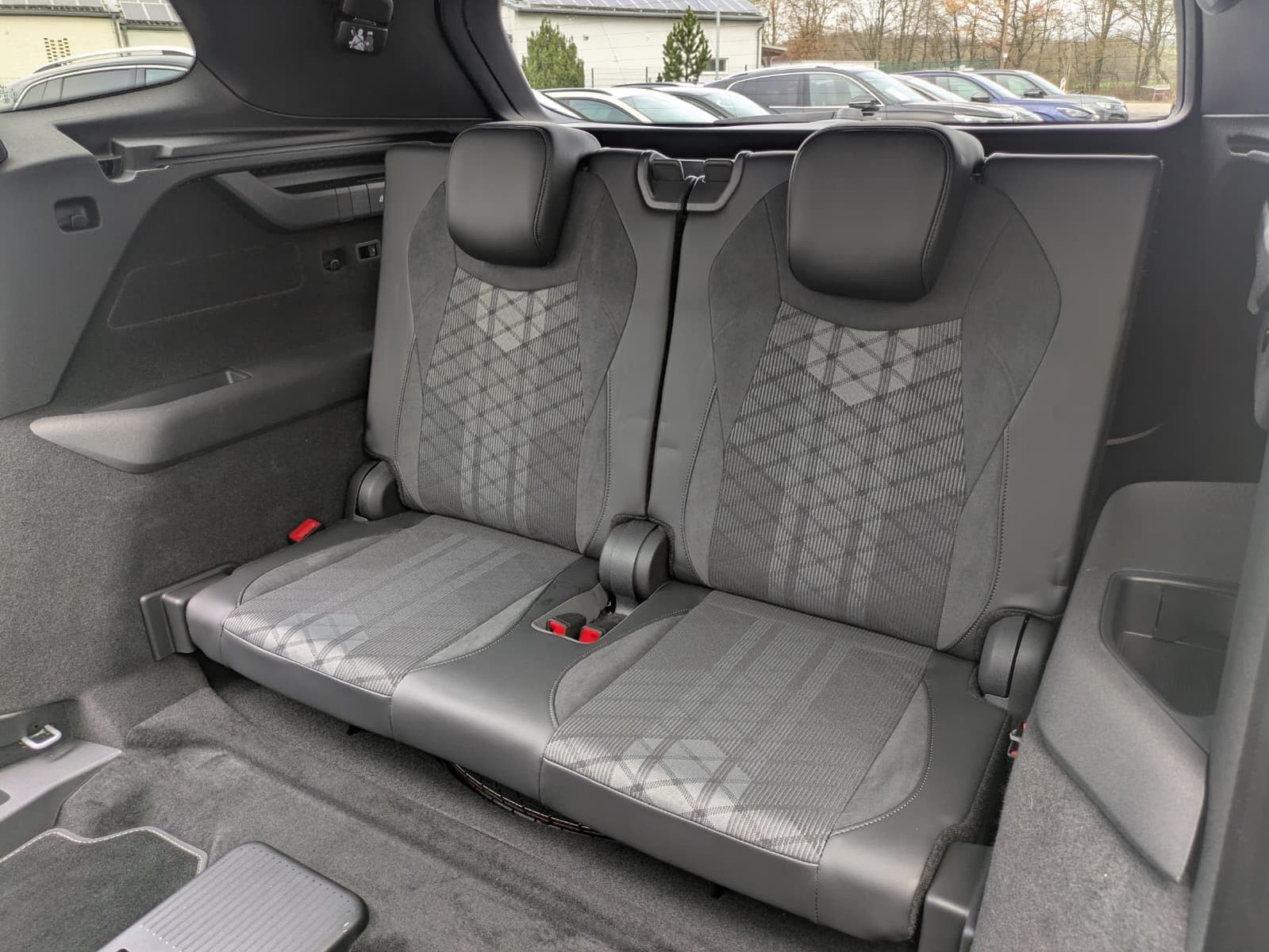 Fahrzeugabbildung Volkswagen Tayron 2.0 TDI 4M R-Line BLACK*7S*AHK*PANO*HUD