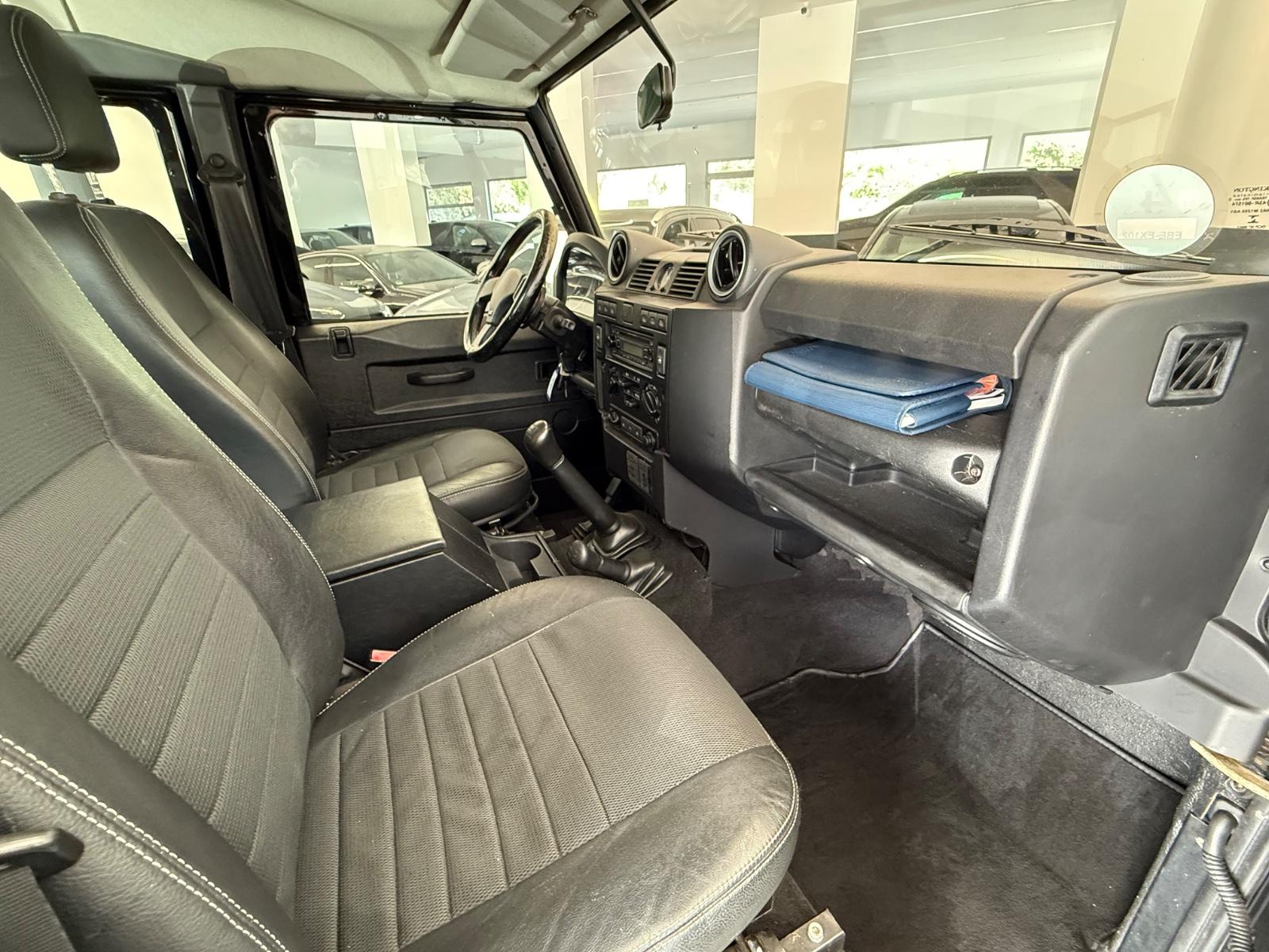 Land Rover Defender 110 SE 122ch - 1 ère main - 7 Places - Climatisation - Attelage